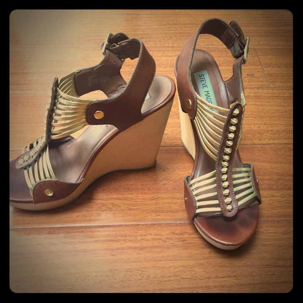 STEVE MADDEN gold and brown wedges, size 7/8.